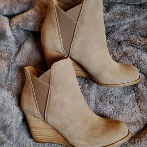 NEW Lucky Brand Youse Wedge Chelsea Boot, 7.5M